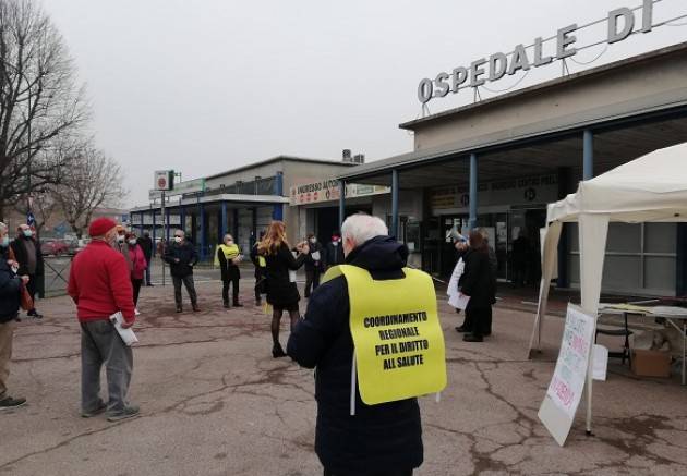 Protesta davanti Hosp di Cremona Il vero paziente zero è la sanità lombarda! 