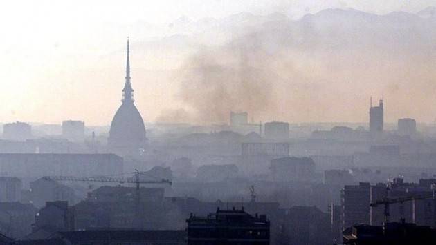 Inchiesta smog a Torino, gli amministratori comunali e regionali respingono le accuse. Legambiente: ''La situazione sia ben lungi dall’essere risolta''