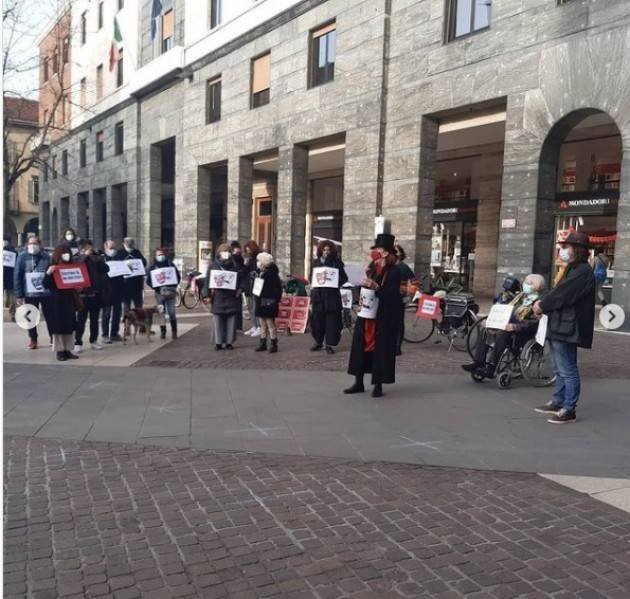 Cremona Flash mob in piazza Stradivari dei lavoratori dello spettacolo