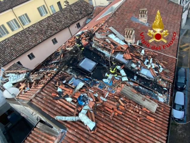 TETTO A FUOCO NELLA NOTTE 