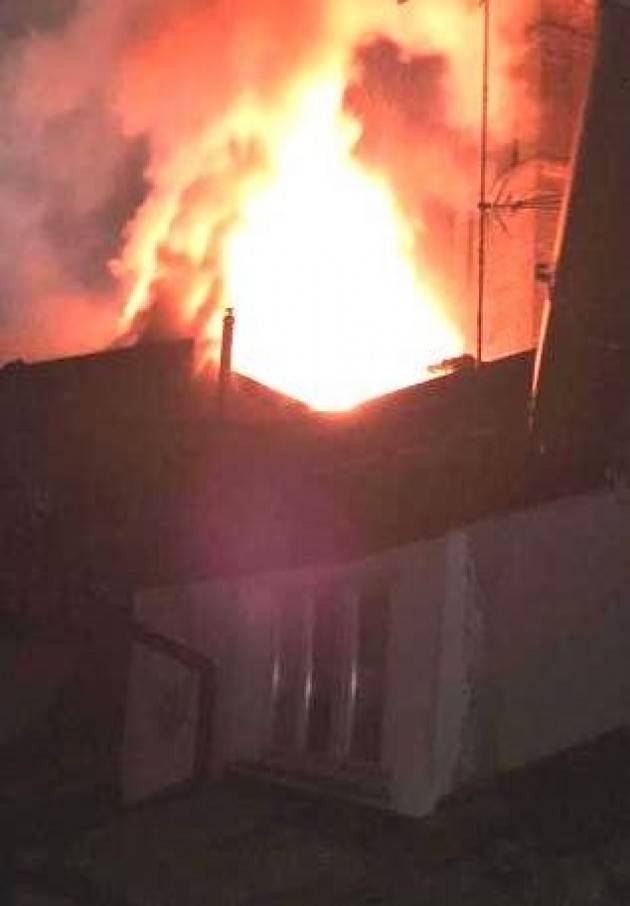 TETTO A FUOCO NELLA NOTTE 