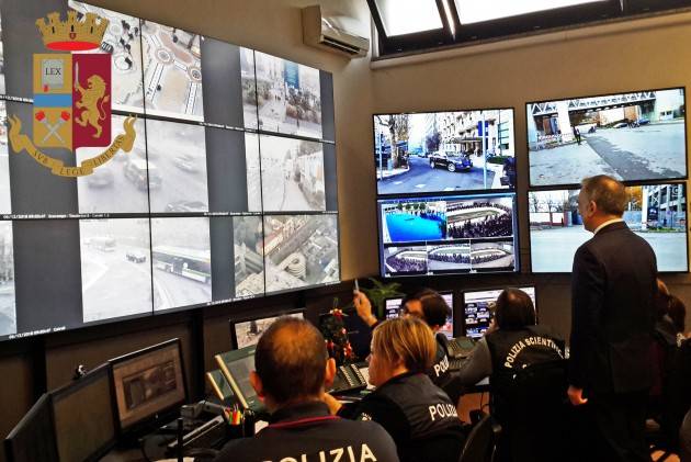SI SALVA DALLE VIOLENZE DELL'EX ORDINANDO UNA PIZZA AL 112..LA TELEFONATA -VIDEO