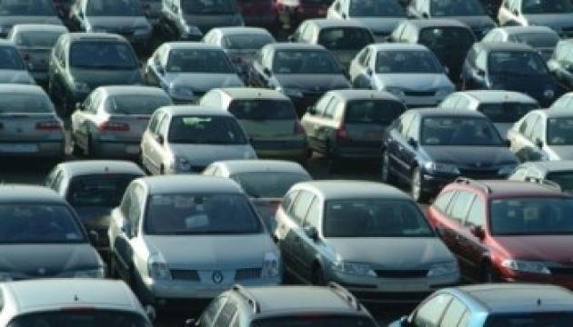 Le case automobilistiche europee non vogliono abbandonare i motori a combustione