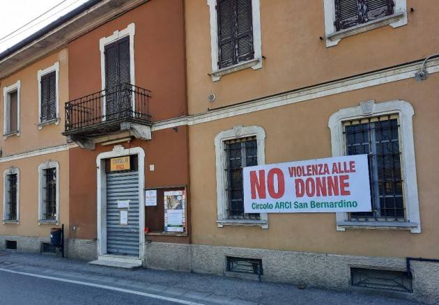 Crema - Flash mob contro violenza alle donne