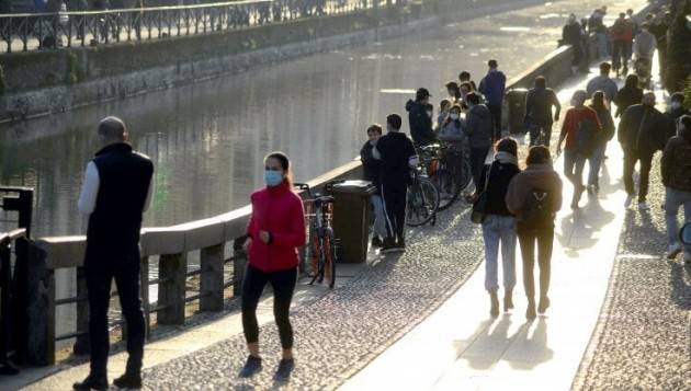 A Milano Darsena affollata