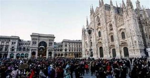 Non una di meno colora piazza Duomo di fucsia