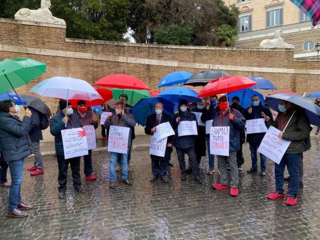 Roma Pensionati , uomini in piazza contro la violenza sulle donne