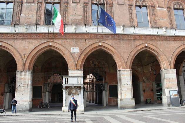 Cremona  Vittime pandemia, bandiere a mezz'asta su Palazzo del Comune 