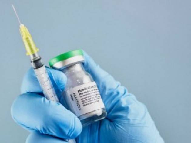 Vaccini per tutti, anche agli stranieri non assicurati, e scudo legale per i medici