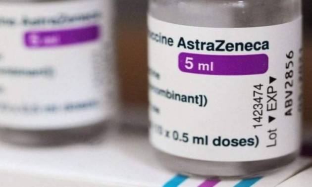 Lunga fila a Milano per ripresa vaccinazioni AstraZeneca