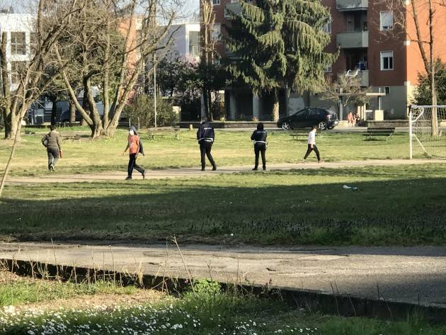 GIOCANO A PALLONE : PARCO SGOMBERATO DAI VIGILI MA  VENGONO INSULTATI