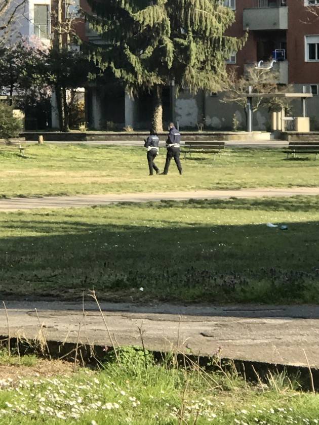 GIOCANO A PALLONE : PARCO SGOMBERATO DAI VIGILI MA  VENGONO INSULTATI