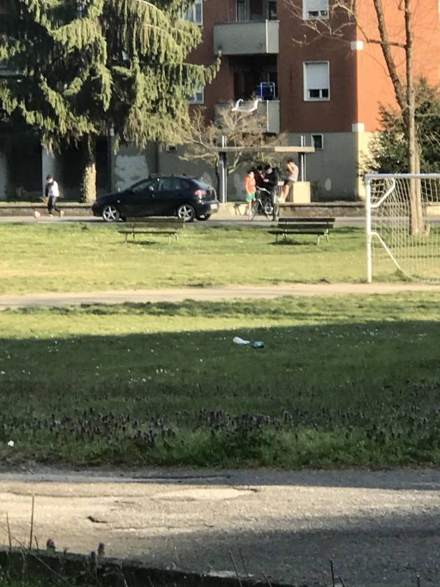 GIOCANO A PALLONE : PARCO SGOMBERATO DAI VIGILI MA  VENGONO INSULTATI