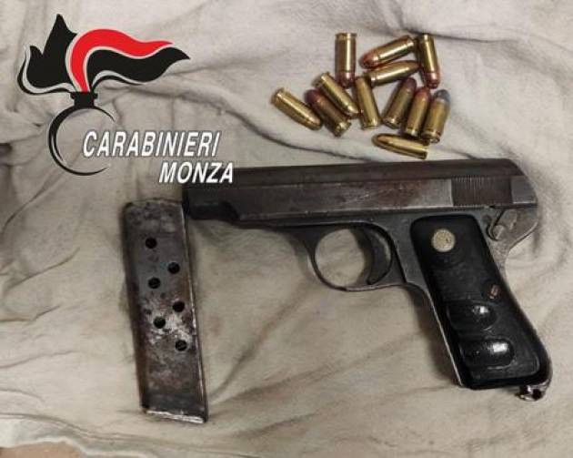 Hashish e pistola clandestina in casa