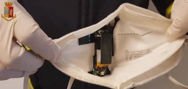 Microcamera nella mascherina per superare esame