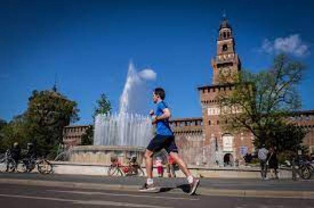 Strade vuote e poca gente in giro a Milano