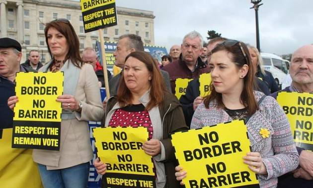 Irlanda del Nord, proteste e violenza contro la Brexit di Boris Johnson