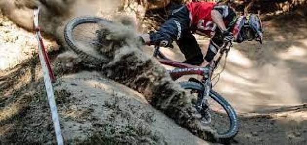 Cade al parco facendo ''downhill'', grave 15enne