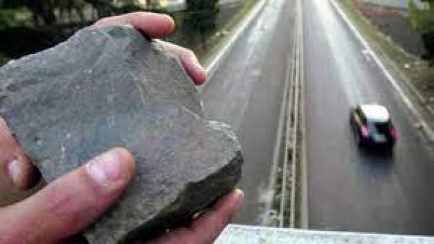 Fermati due ragazzini sotto i 14 anni che lanciavano  sassi dal cavalcavia