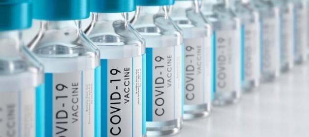 Soluzione fisiologica al posto del vaccino, denunciato medico