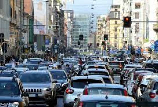 A Milano shopping e traffico in centro