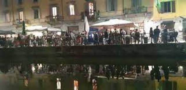 Sui Navigli a Milano serata di festa e assembramenti
