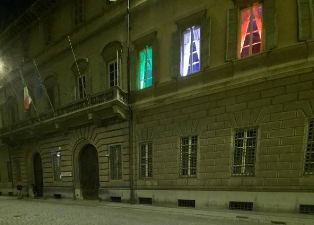 Provincia  Cremona finestre illuminate con colori della Bandiera 25 Aprile 2021