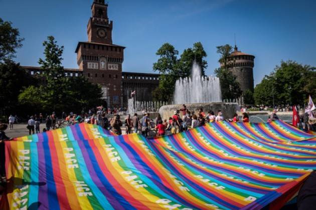A Milano biciclettata, fiori e comizio per il 25 aprile