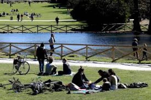 A Milano assalto ai parchi, per la tintarella