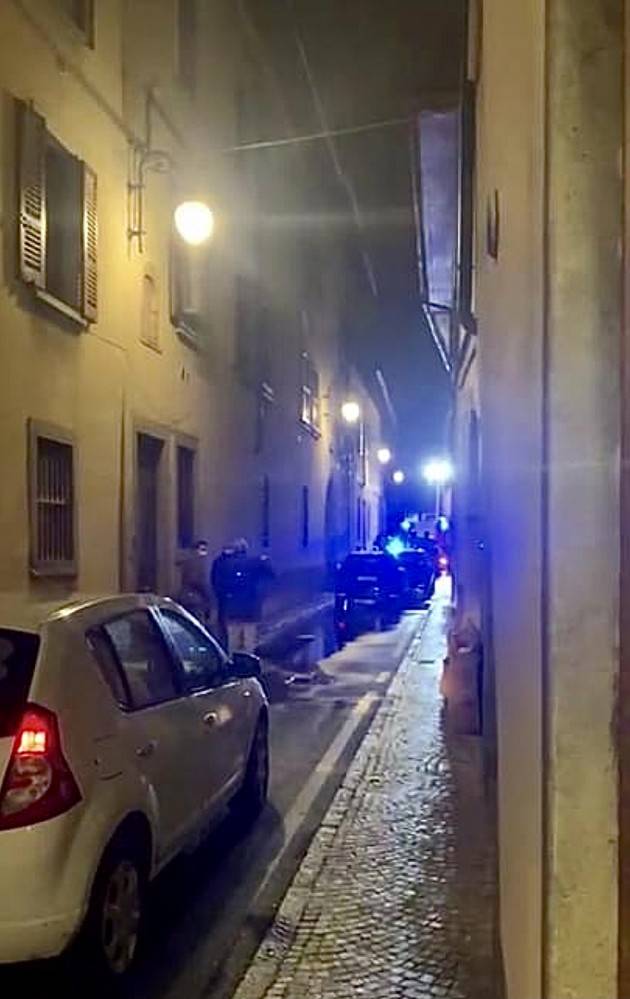 BOMBA CARTA IN VIA SALESIANE: ROTTE FINESTRE E PORTONI - FOTO E VIDEO