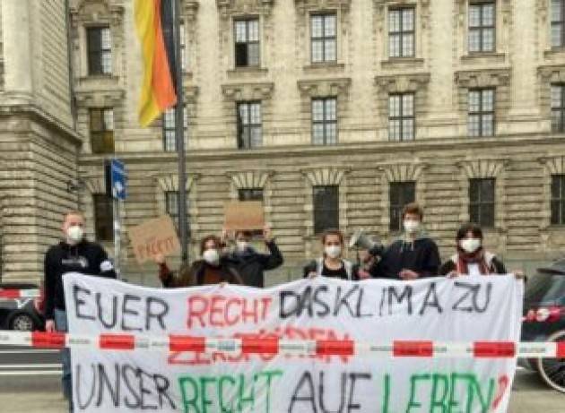 La Corte costituzionale tedesca boccia la legge sul clima. Gli ambientalisti: successo storico