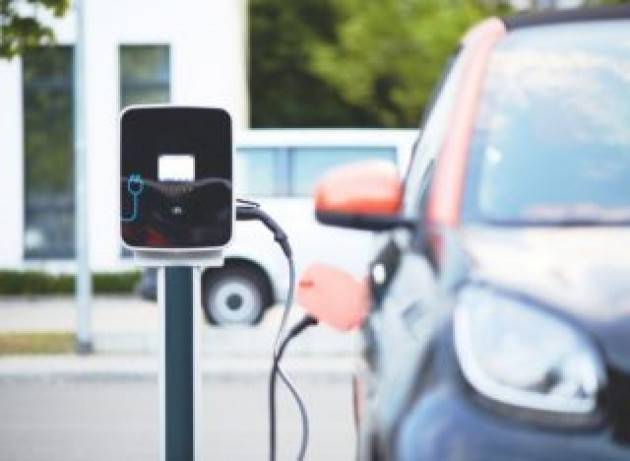 I costi dei dispositivi di ricarica per le auto elettriche in Italia