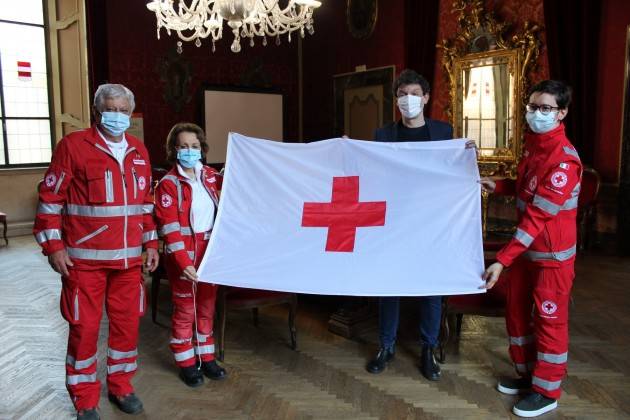 Cremona aderisce Giornata mondiale Croce Rossa esponendo la bandiera