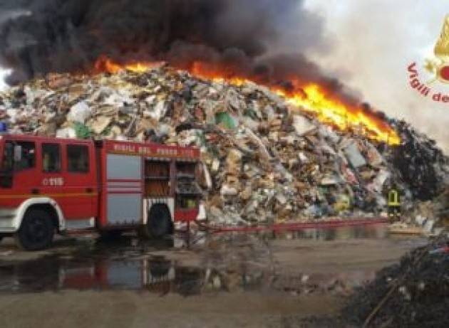 Incendi nel settore dei rifiuti, dal 2018 i Vigili del fuoco sono intervenuti 2.984 volte