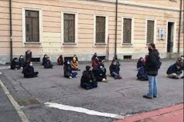 Studenti liceo Manzoni di Milano occupano cortile