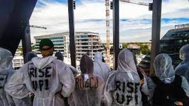 Protesta attivisti in cantiere Eni nel Milanese