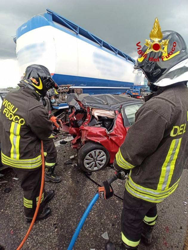 INCIDENTE IN AUTOSTRADA: TRE FERITI
