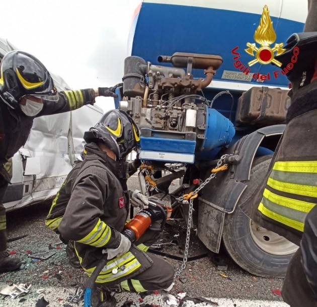 INCIDENTE IN AUTOSTRADA: TRE FERITI