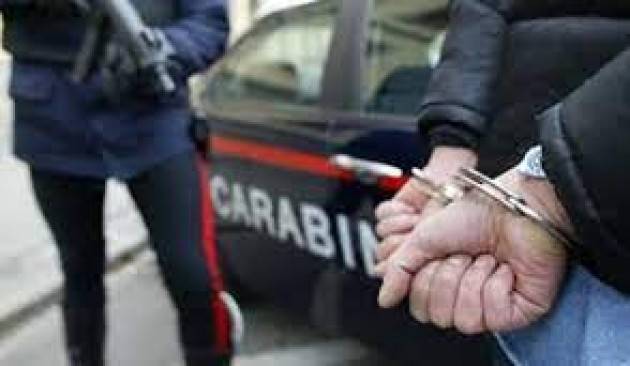 Sperona auto carabinieri e fugge, arrestato in Brianza