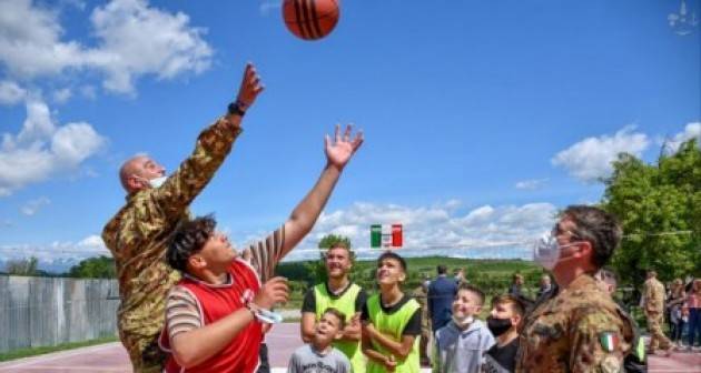 Inaugurato in Kosovo il campo da basket finanziato dalla Difesa