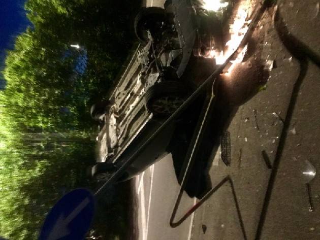 Crema RIBALTAMENTO IN VIALE EUROPA: ILLESO UN GIOVANE
