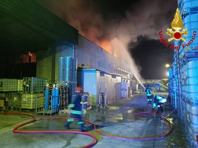 INCENDIO IN FABBRICA DI INCHIOSTRI - FOTO E VIDEO 