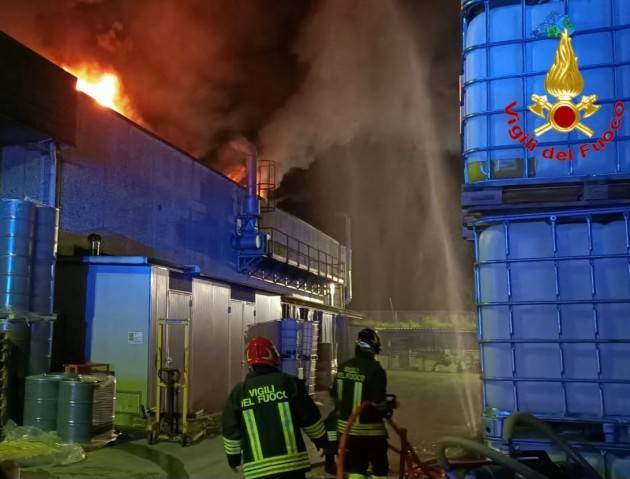 INCENDIO IN FABBRICA DI INCHIOSTRI - FOTO E VIDEO 