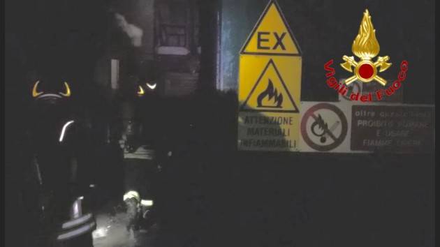 INCENDIO IN FABBRICA DI INCHIOSTRI - FOTO E VIDEO 