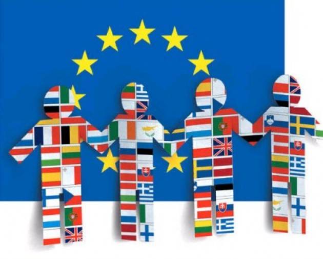 Gli europei hanno un'immagine ampiamente positiva dell'UE ma chiedono più riforme