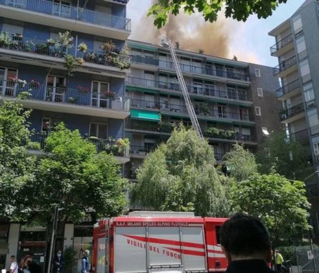 Incendio in uno stabile di 8 piani a Milano, un intossicato