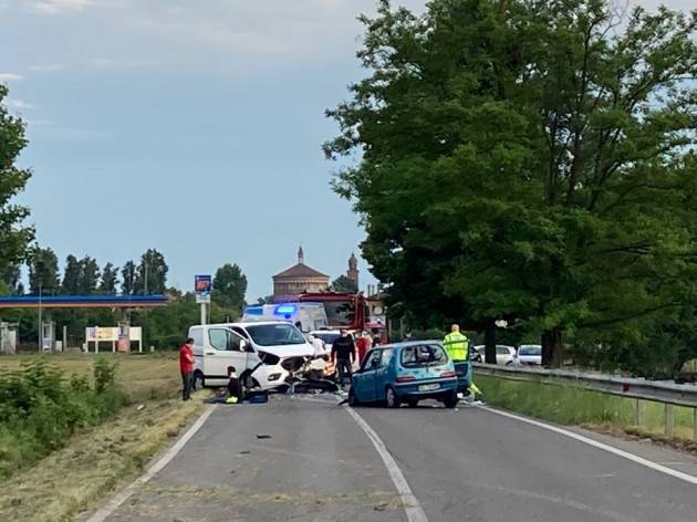 SCHIANTO TRA AUTO IN VIA BERGAMO: ARRIVA L’ELISOCCORSO