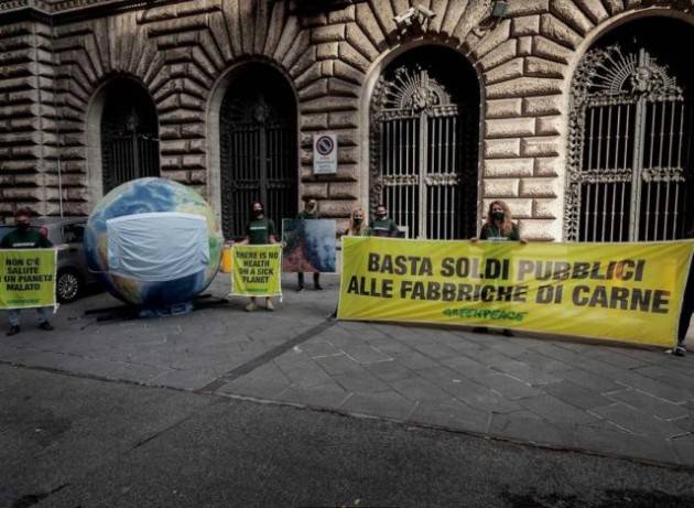 Blitz di Greenpeace davanti al ministero dello politiche agricole