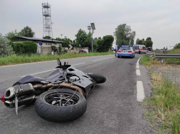 25ENNE SI SCHIANTA CONTRO UN AUTO 