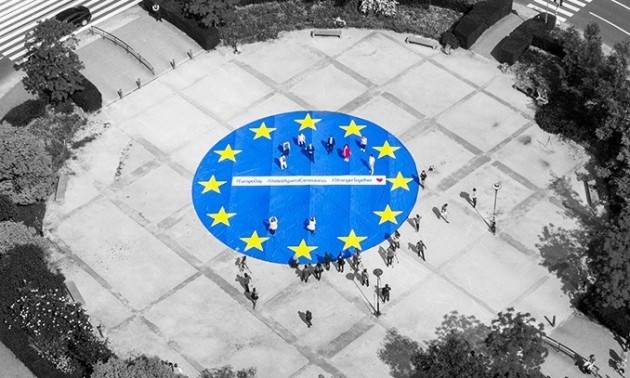 Gli europei hanno un’immagine ampiamente positiva dell’UE ma chiedono più riforme